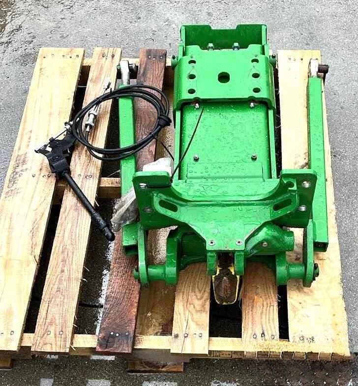 crochet de ramassage (pick-up hitch / oppikhaak) hydraulique d'origine John Deere, des séries 6R, 6M et apparentées.