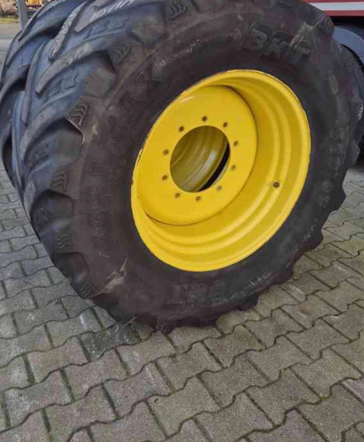 Pneus John Deere 540/65R28 sur jantes JD