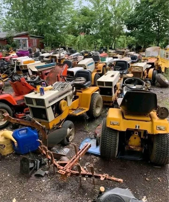 Pièces de tracteurs agricoles et de tondeuse à gazon.