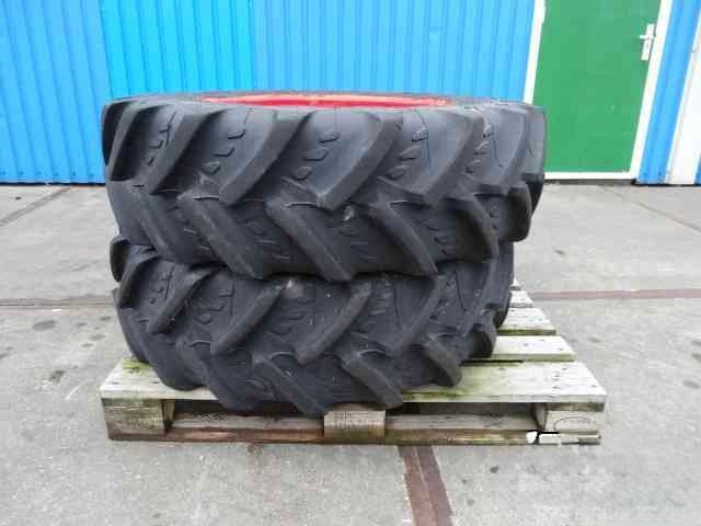 Pneus 320/85R24 80% 3,8 cm sur jantes Fendt à 8 trous sur des jantes Fendt soignées à 8 trous.