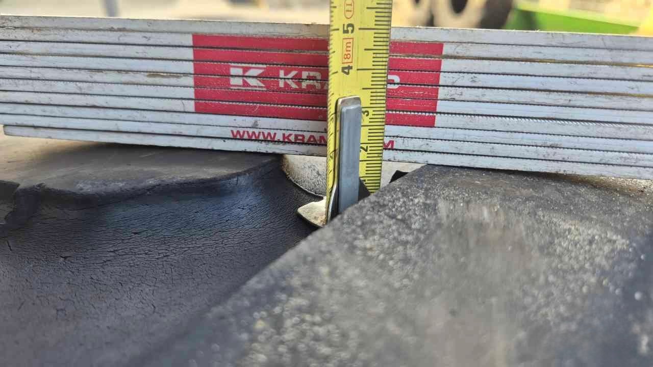 Pneus John Deere 540/65R28 sur jantes JD