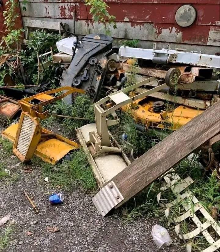 Pièces de tracteurs agricoles et de tondeuse à gazon.