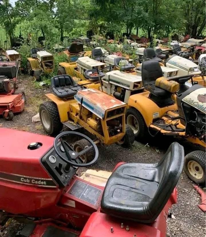 Pièces de tracteurs agricoles et de tondeuse à gazon.