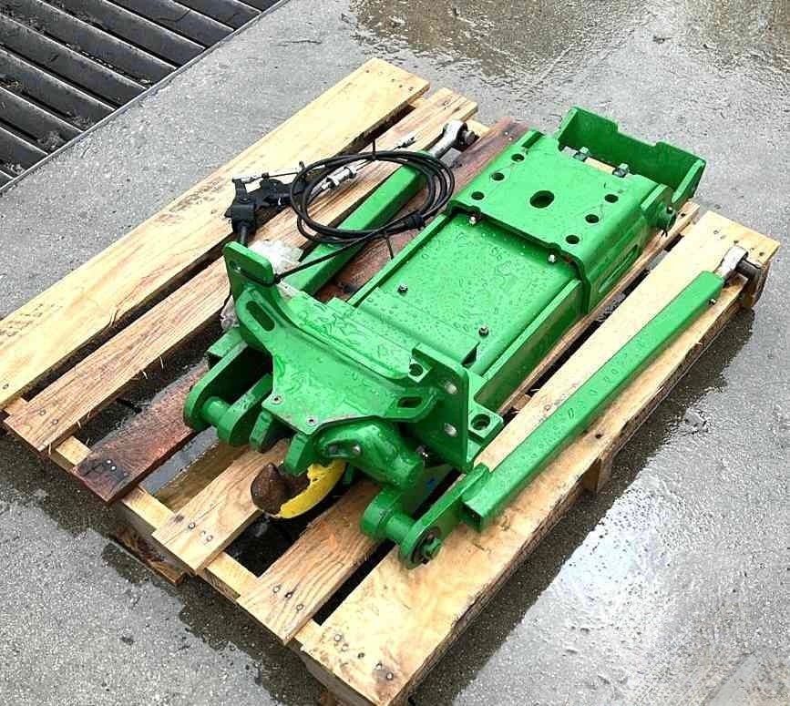 crochet de ramassage (pick-up hitch / oppikhaak) hydraulique d'origine John Deere, des séries 6R, 6M et apparentées.