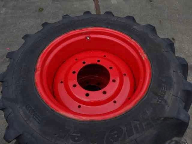 Pneus 320/85R24 80% 3,8 cm sur jantes Fendt à 8 trous sur des jantes Fendt soignées à 8 trous.