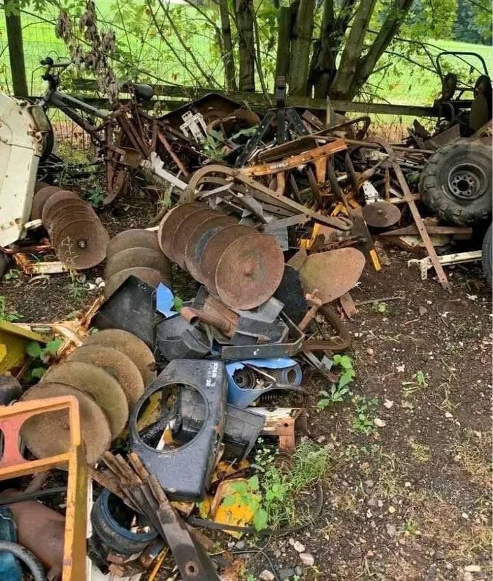 Pièces de tracteurs agricoles et de tondeuse à gazon.