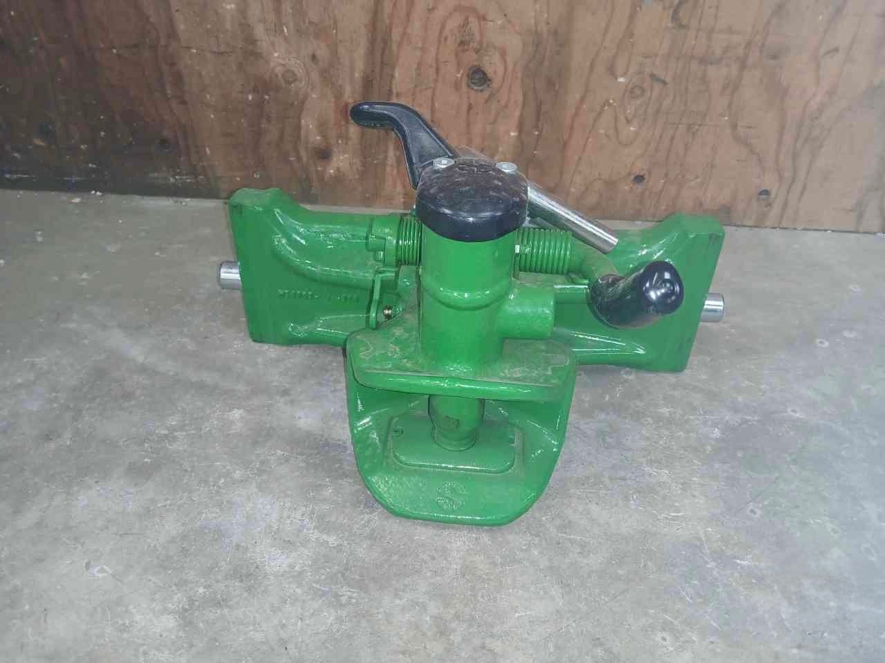 Crochet d'attelage Sauermann de John Deere 8r 39 cm
