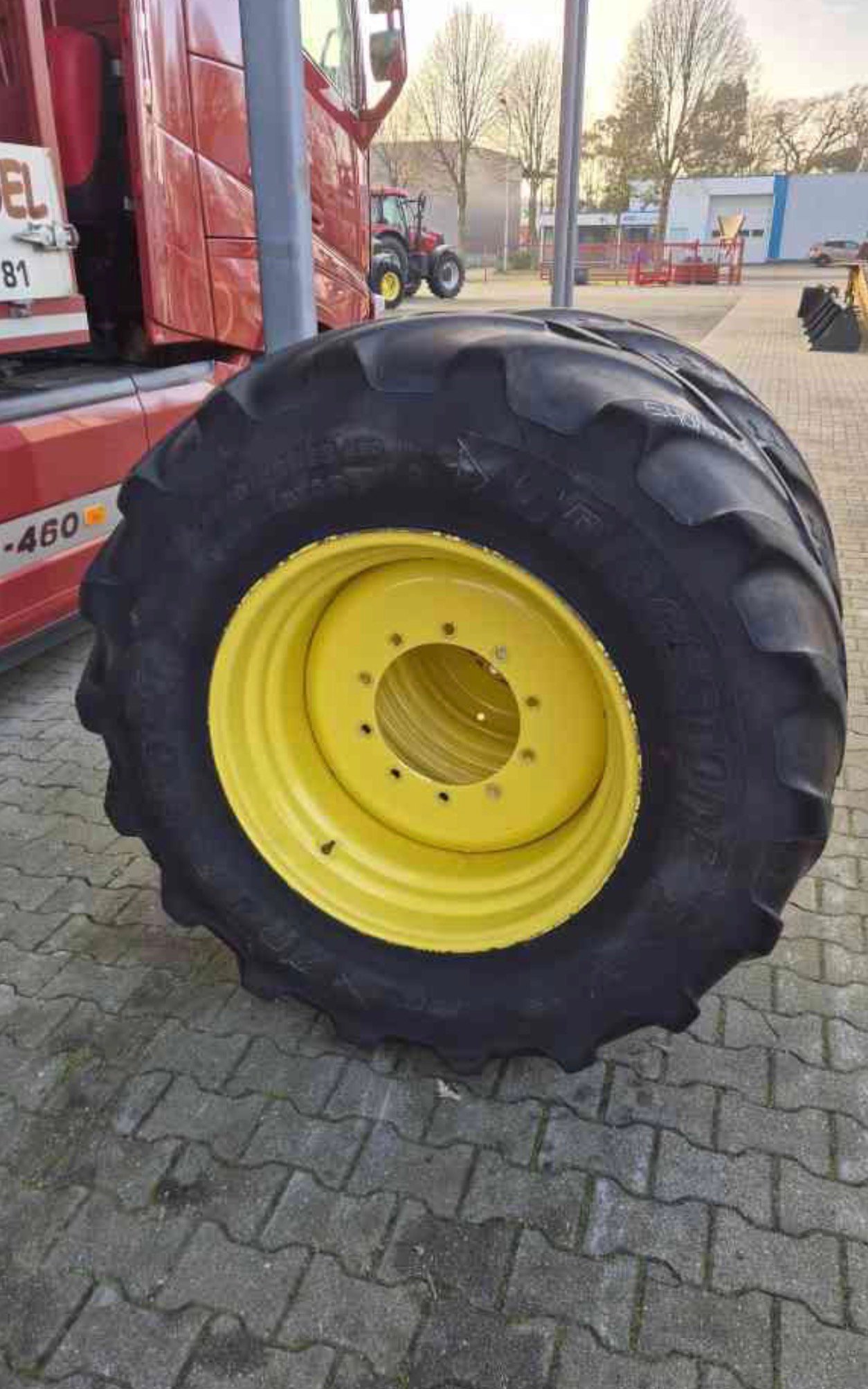 Pneus John Deere 540/65R28 sur jantes JD